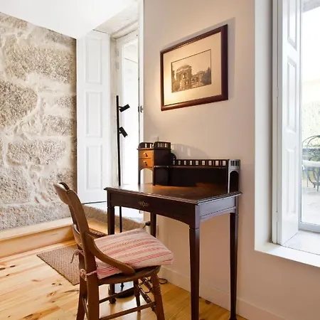 Boutique Rentals- Hidden Garden Porto's Downtown Apartment