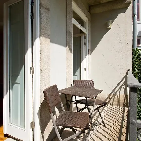 Boutique Rentals- Hidden Garden Porto's Downtown Apartment