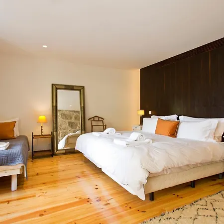 Boutique Rentals- Hidden Garden Porto's Downtown Apartment *