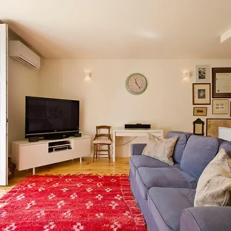 Boutique Rentals- Hidden Garden Porto's Downtown Apartment *