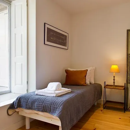 Boutique Rentals- Hidden Garden Porto's Downtown Apartment