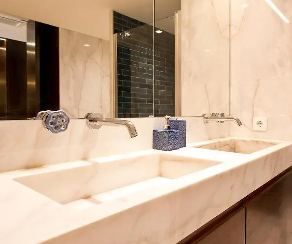 Boutique Rentals- Hidden Garden Porto's Downtown Lejlighed *