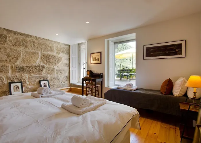 Boutique Rentals- Hidden Garden Porto's Downtown *