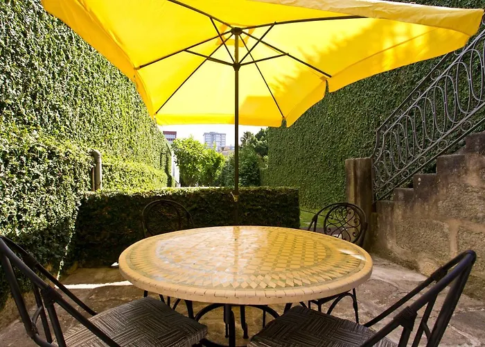 Boutique Rentals- Hidden Garden Porto's Downtown