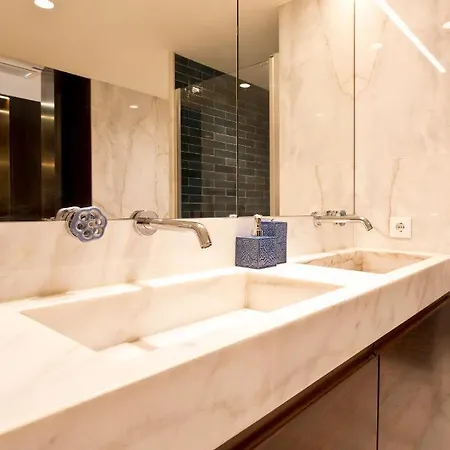 Boutique Rentals- Hidden Garden Porto's Downtown Apartman *